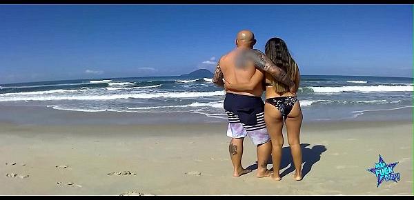  Mike leva a namorada na praia e a putinha fode com um estranho no carro e ainda bate uma punheta para outro ! TRAILER